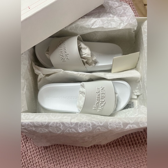 NEW IN Box Alexander McQueen White Rubber Pool Slides - Picture 7 of 9